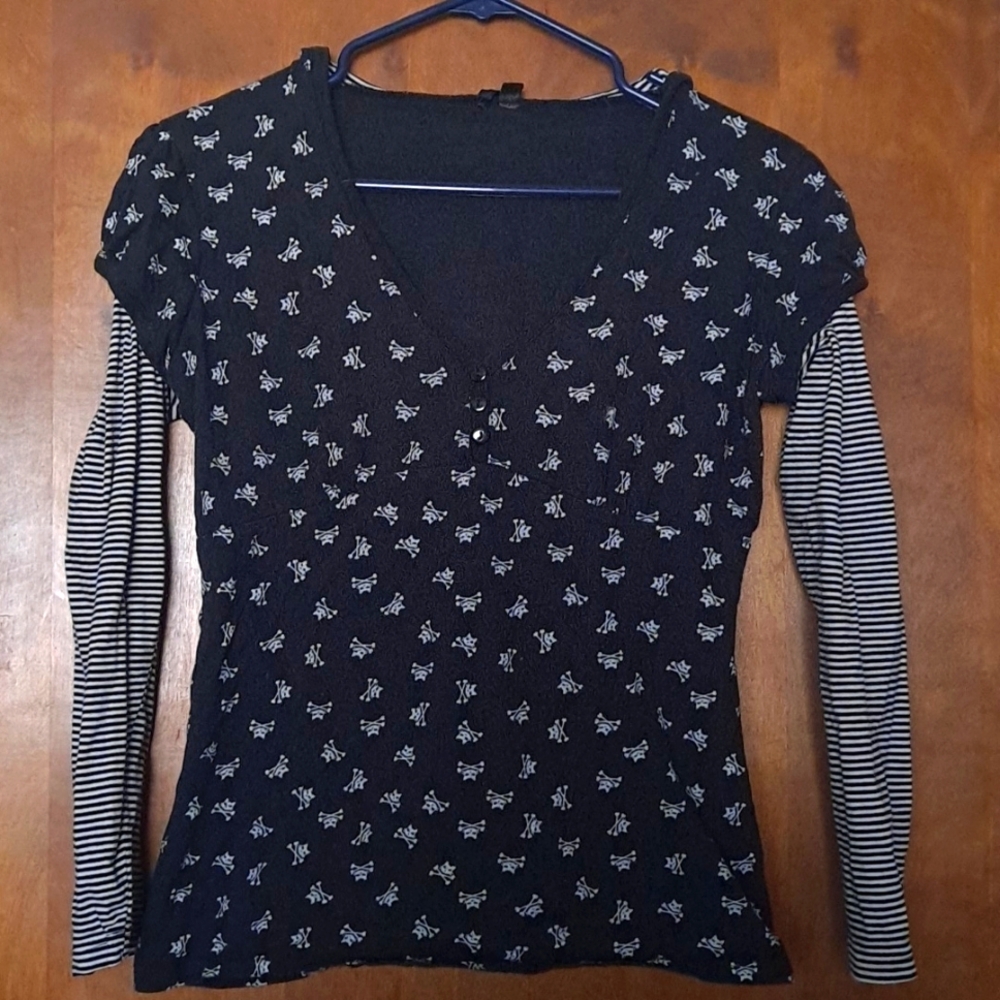 Long-sleeved cat skull and stripped sleeved shirt